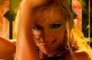 XXX الأمير كسر الإملائي وإيقاظ الجمال نائما ساخن جنس