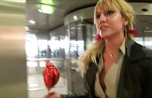 XXX پسر خوب یک دختر افلام ساخنه اجنبيه باریک را روی آلت تناسلی مرد کشید