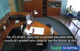 XXX پشت یک دختر باریک پاره شده لواط ساخن جدا که زیر سینک گیر کرده است پاره شده است
