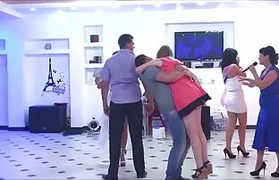 XXX یک مسافر هیجان انگیز سكس ساخنة روز کسل کننده راننده تاکسی را روشن کرد