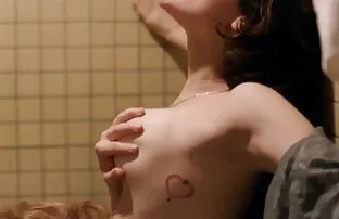 XXX پزشک در نقطه دو پرستار سکسی رقص عاري وساخن تف می کند